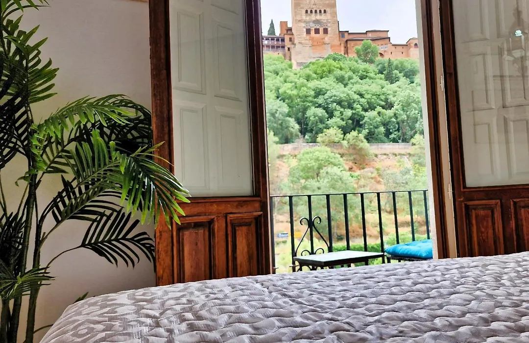 The Nasrid - Apartamento con balcón frente a la Alhambra - Vistas desde la cama-1
