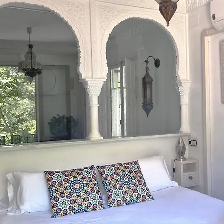 The Nasrid - Apartamento con balcón frente a la Alhambra - Vistas desde la cama-3